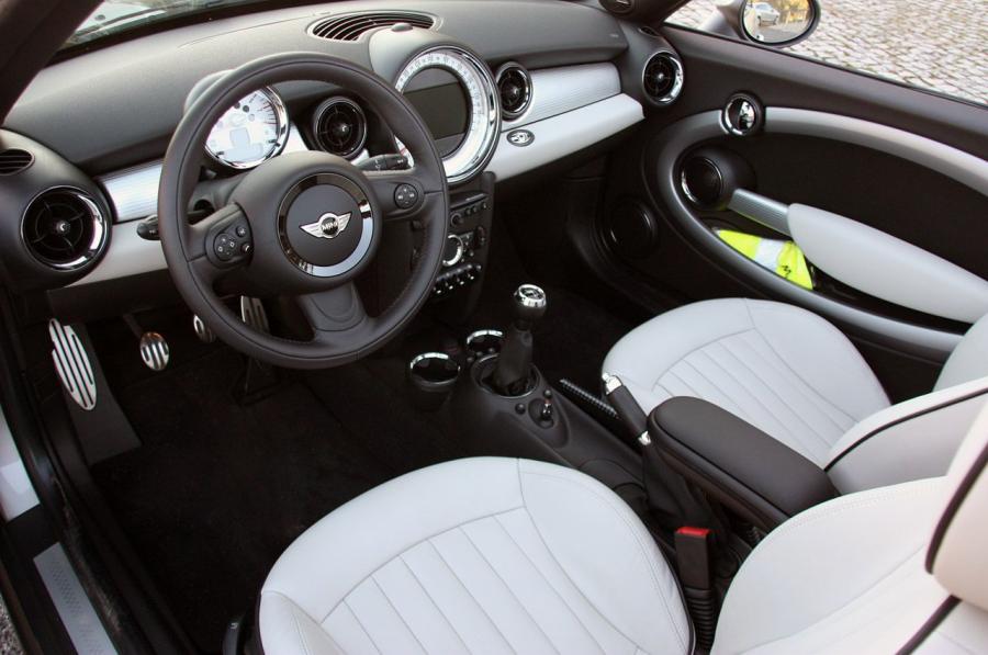  Mini Cooper S Cabrio 2012 года  (фото 34 из 51)